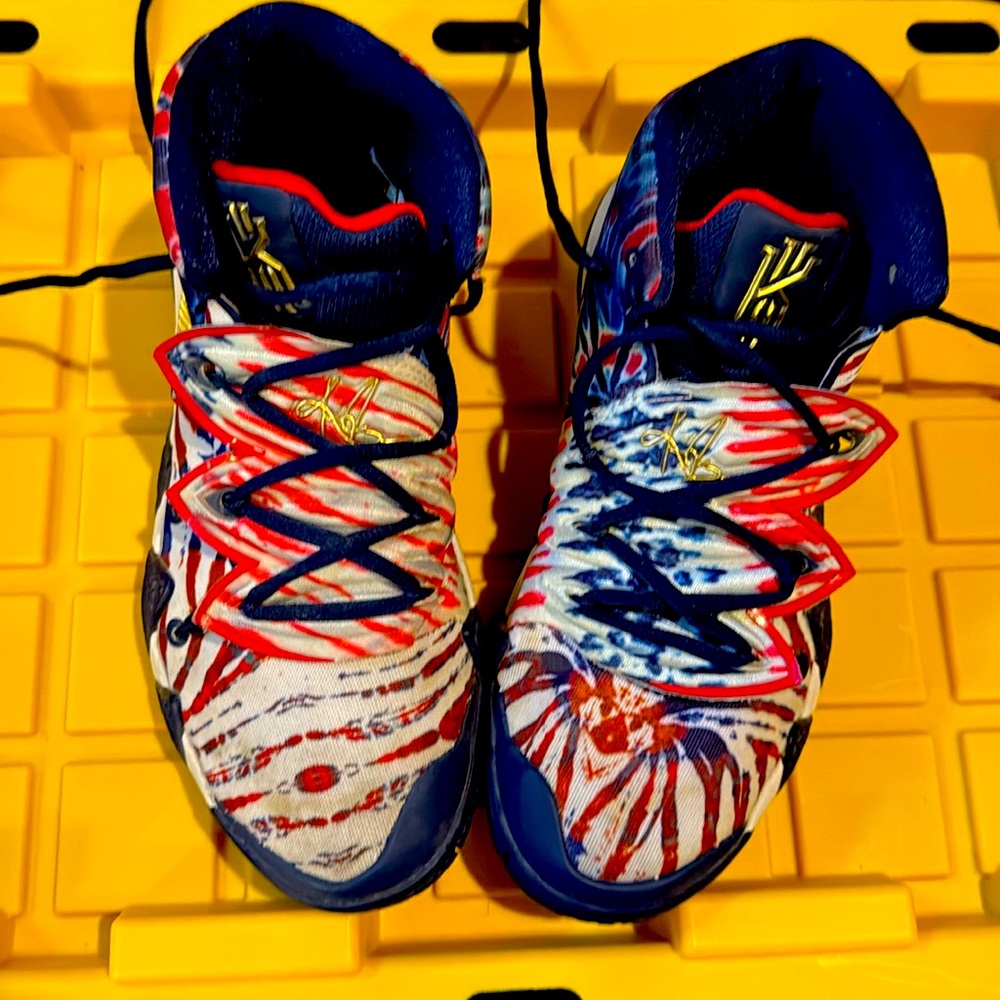KYRIE NIKeS Size 9.5 Mens